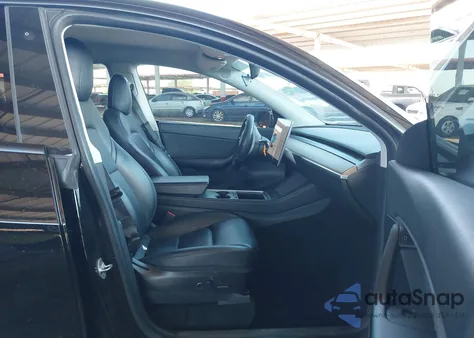 2021 Tesla Model Y Long Range Dual Motor All-Wheel Drive z USA, uszkodzony, nr VIN 5YJYGDEEXMF153633